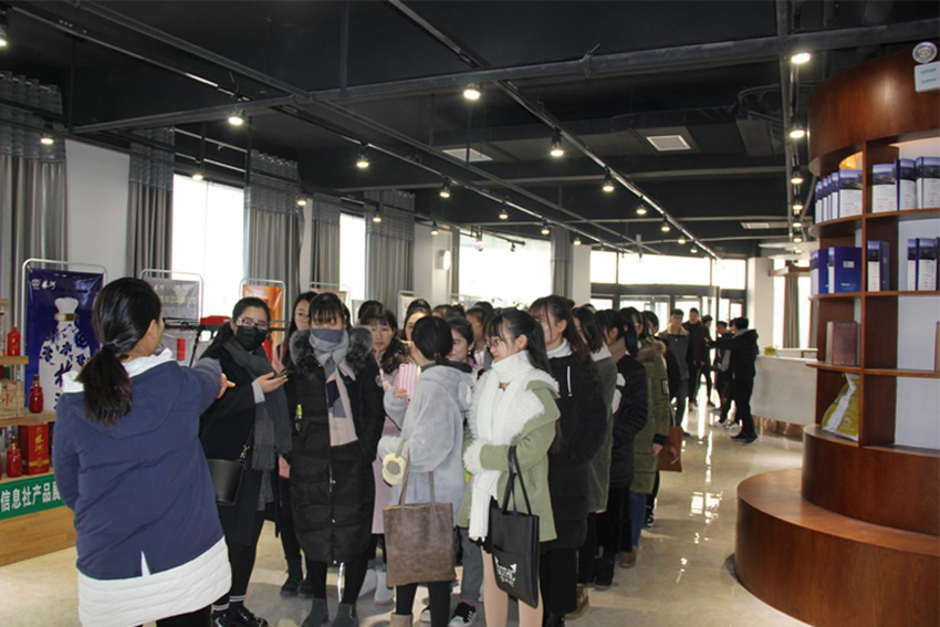 商丘师范学院学生参观商丘跨境电商物流产业园